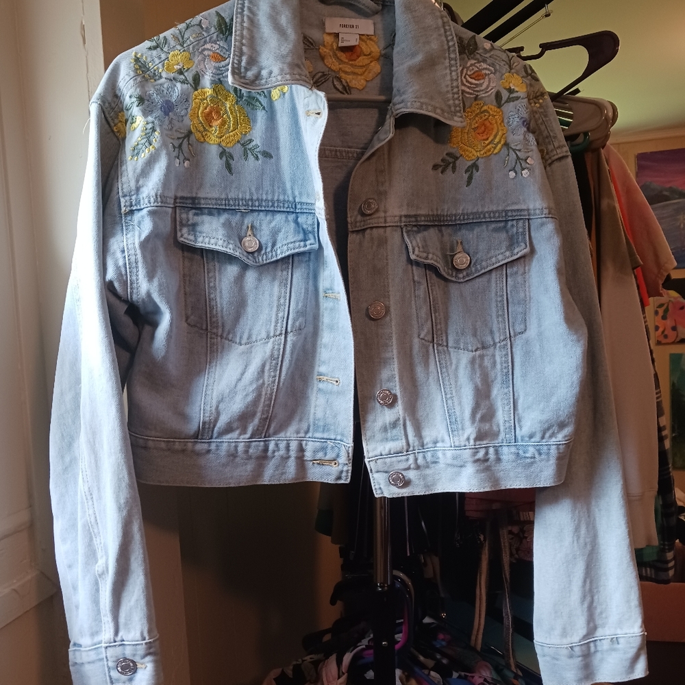 Cropped floral denim jacket